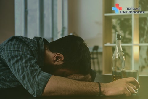 Мужчина и стакан алкоголя
